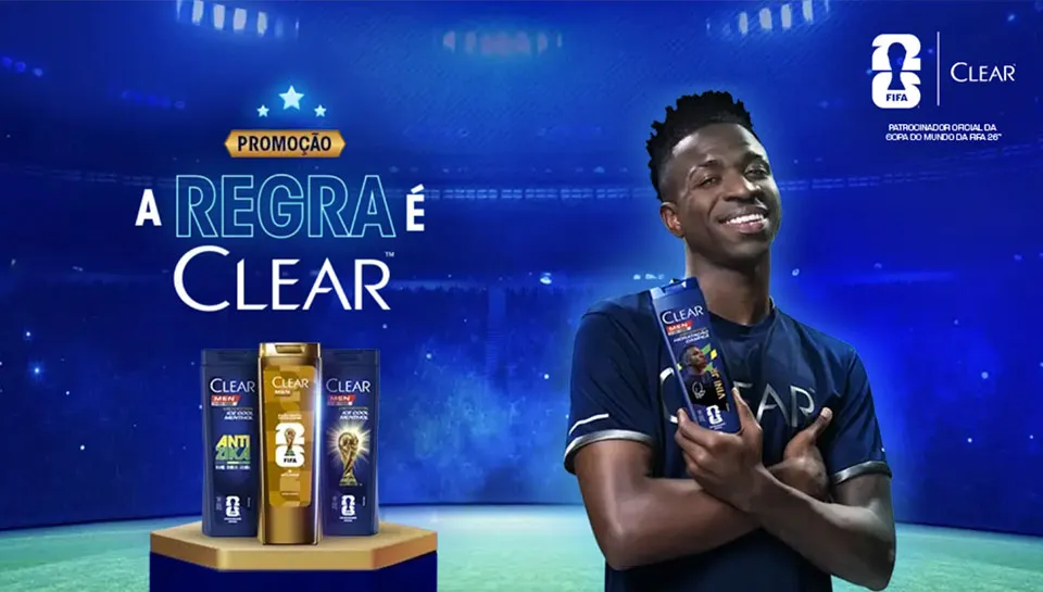 Vini Jr segurando produtos Clear Men da promoção A Regra é Clear Copa 2026