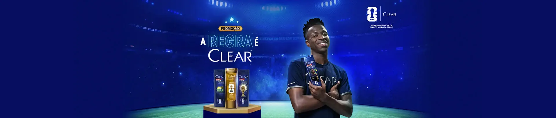 Vini Jr segurando produtos Clear Men da promoção A Regra é Clear Copa 2026